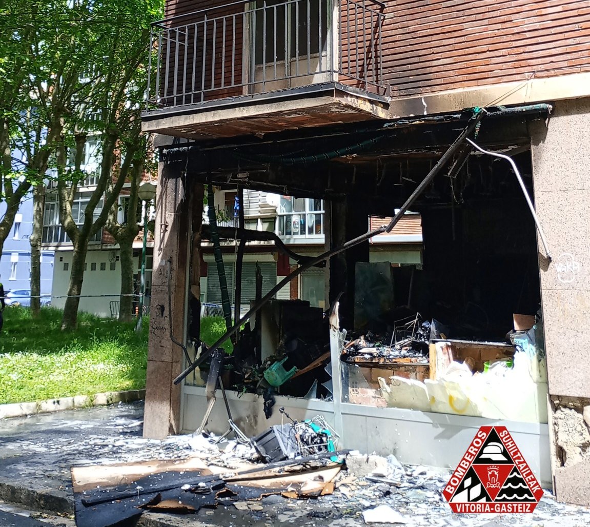 Importante incendio en una lonja en Vitoria