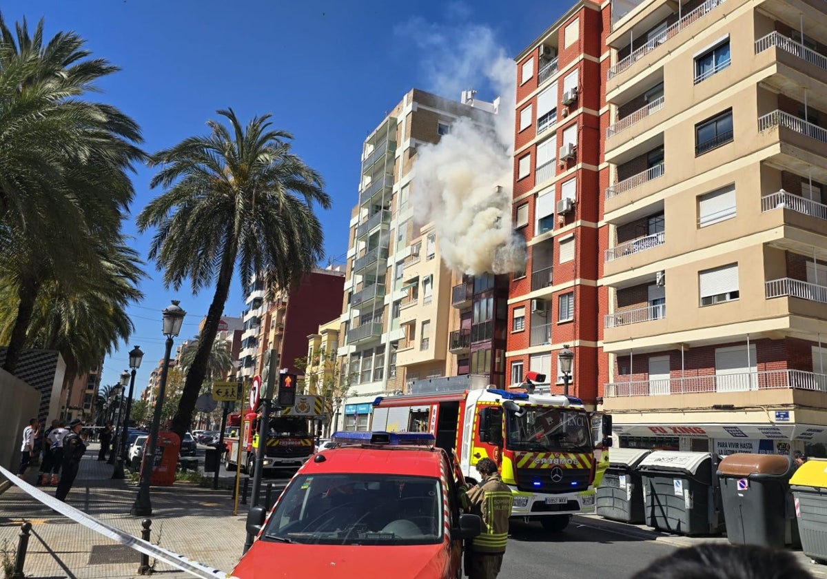 Los bomberos sofocan un incendio en la calle de la Reina, en Valencia