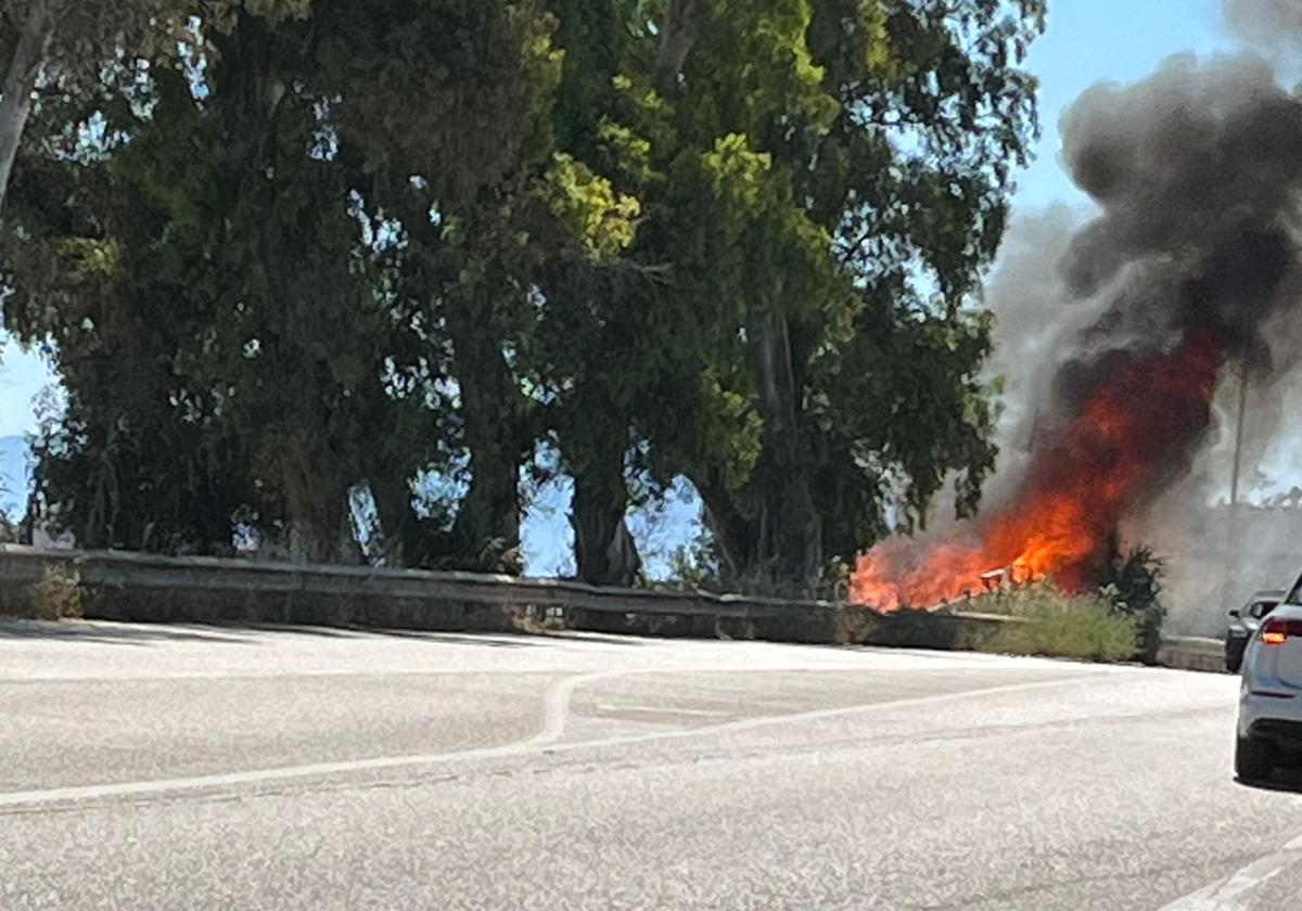 Incendio junto a la pasarela peatonal que une Rincón y Vélez-Málaga
