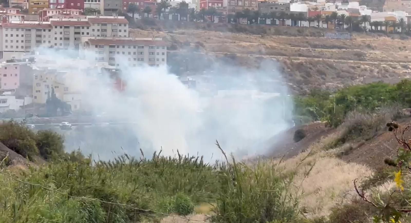 Una columna de humo alerta a los vecinos de Tamaraceite