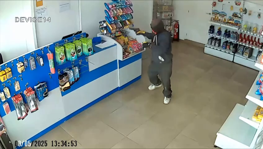 Atraco a plena luz del día: un encapuchado entra a punta de pistola en una gasolinera en Águilas