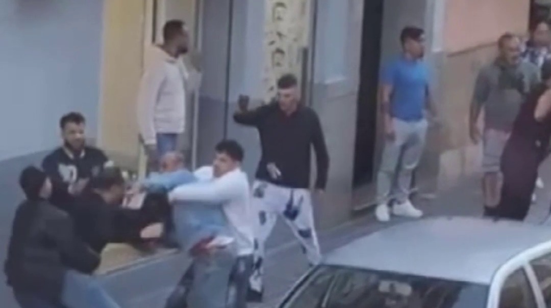 Investigan a 3 individuos que participaron en una pelea junto a una peluquería de Cieza