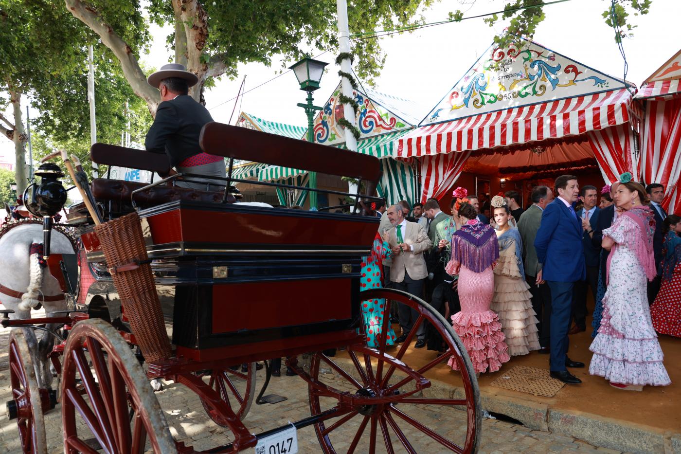Coches de caballos y ambiente en el Real este martes de feria. - EP