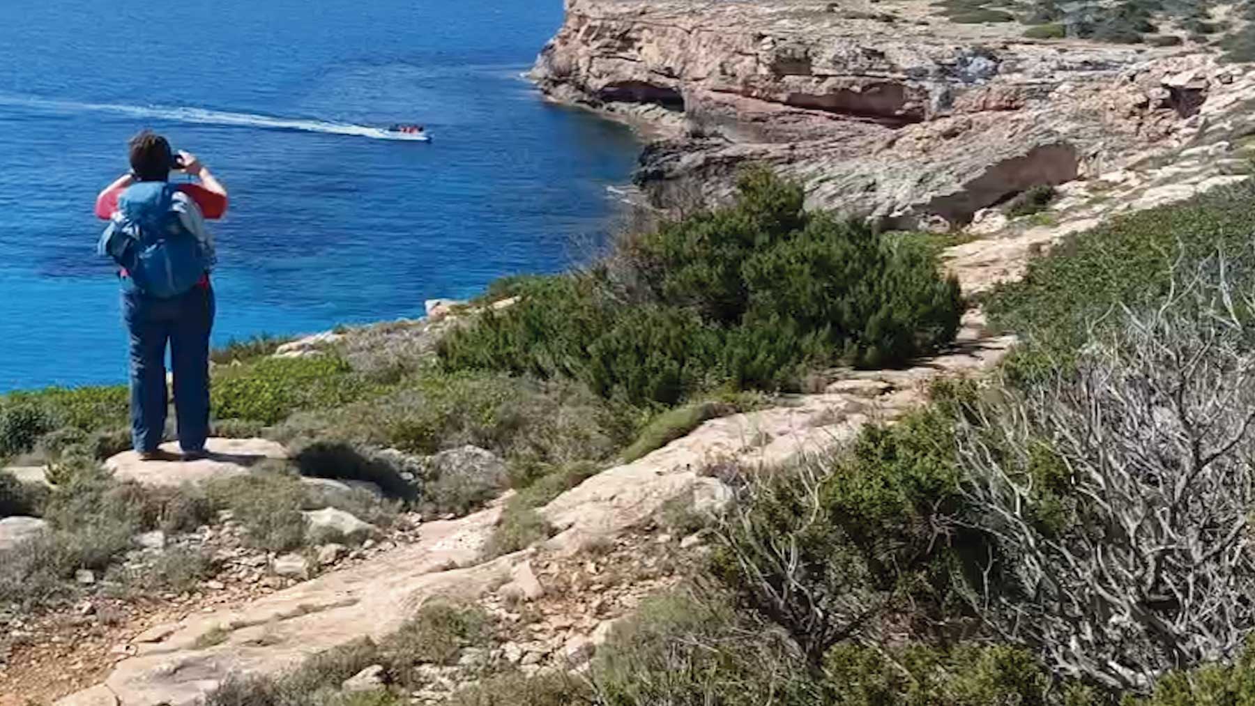 Así ha sido la llegada de una patera con inmigrantes ilegales a la costa de Mallorca: «Policía, Policía»