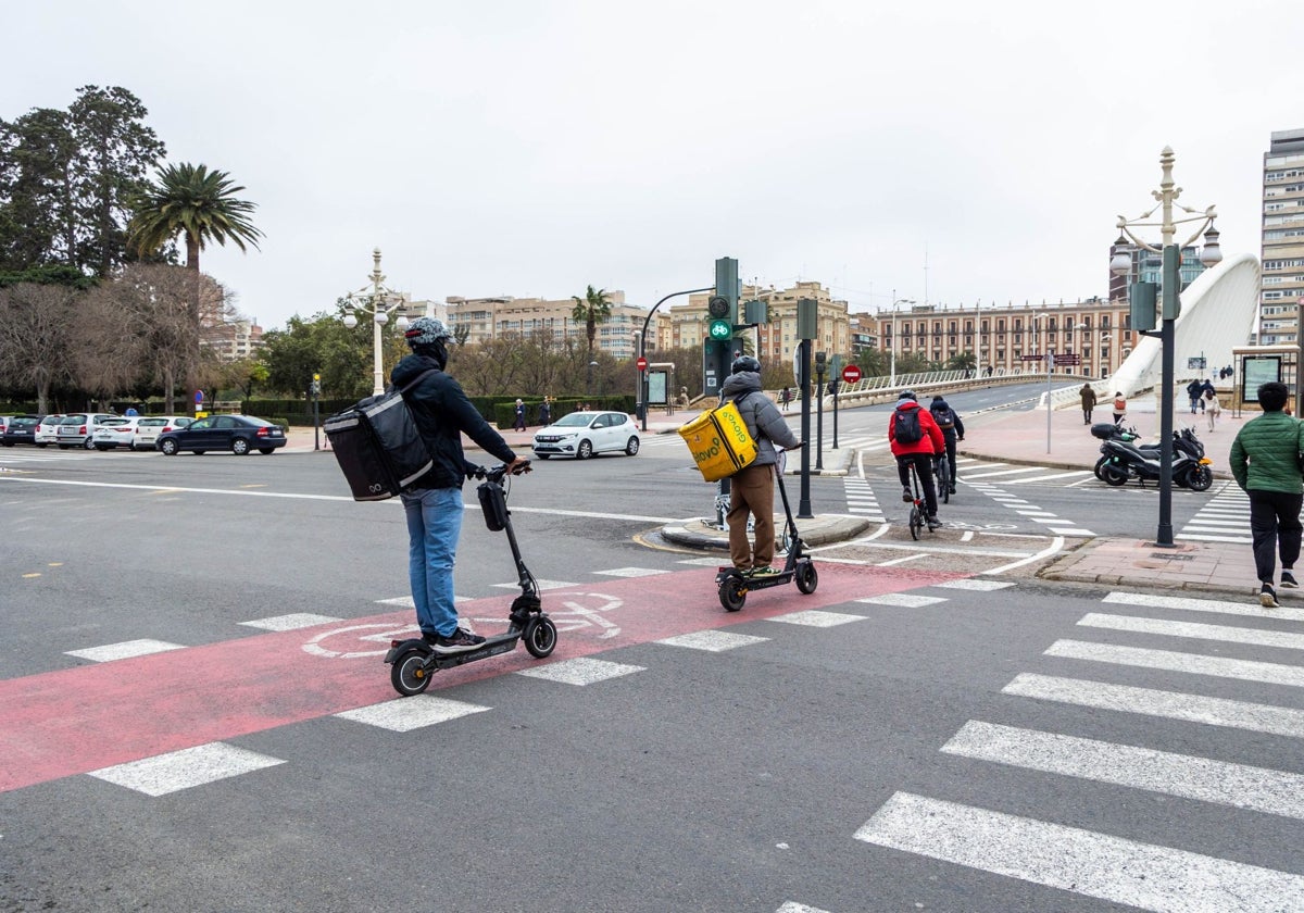 Agreden a un menor para robarle un patinete en Oliva