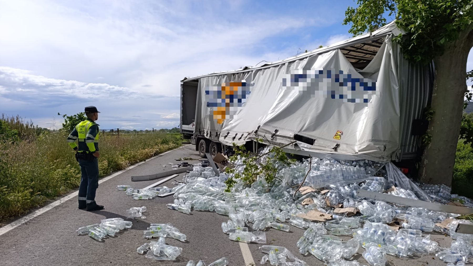 Una mujer de 72 años sufre un accidente con su camión en Navarra y corta la carretera