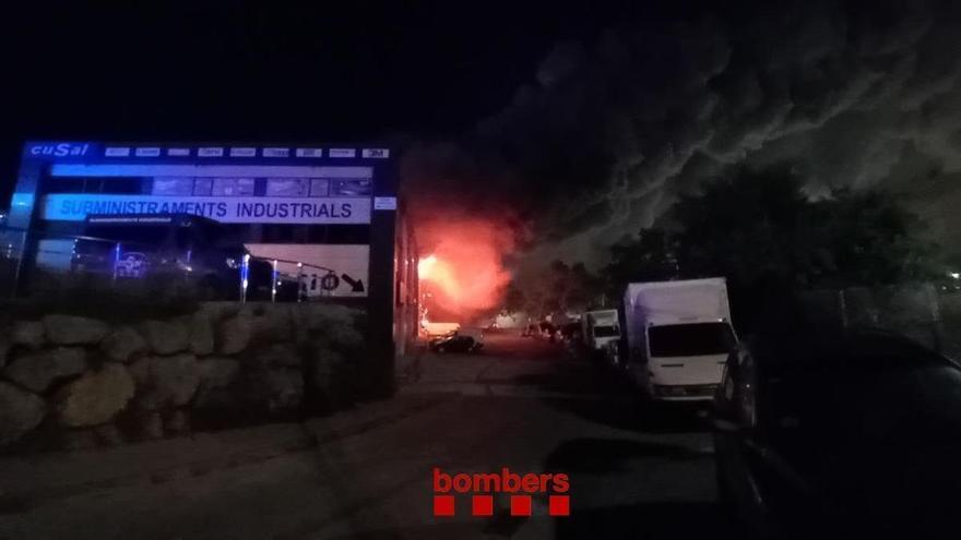 Nube tóxica por incendio en fábrica química confina a vecinos de cinco municipios costeros de Barcelona y Tarragona