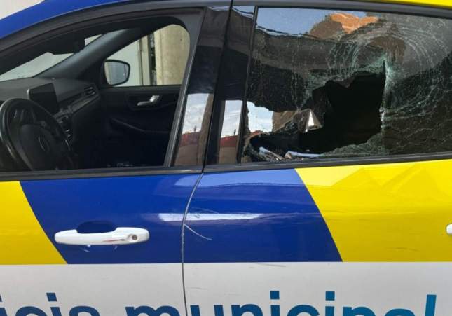 Nuevo ataque del peligroso ocupante de Terrassa: destroza un coche patrulla y amenaza de muerte a un agente