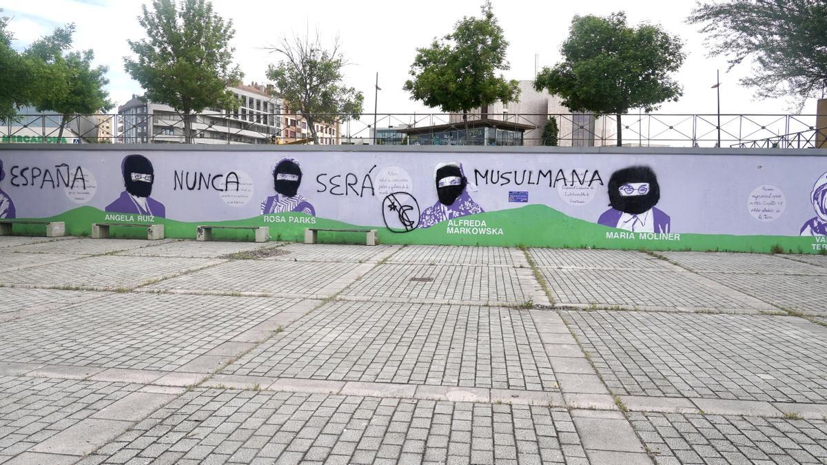 El mural feminista de León sufre una nueva vandalización.