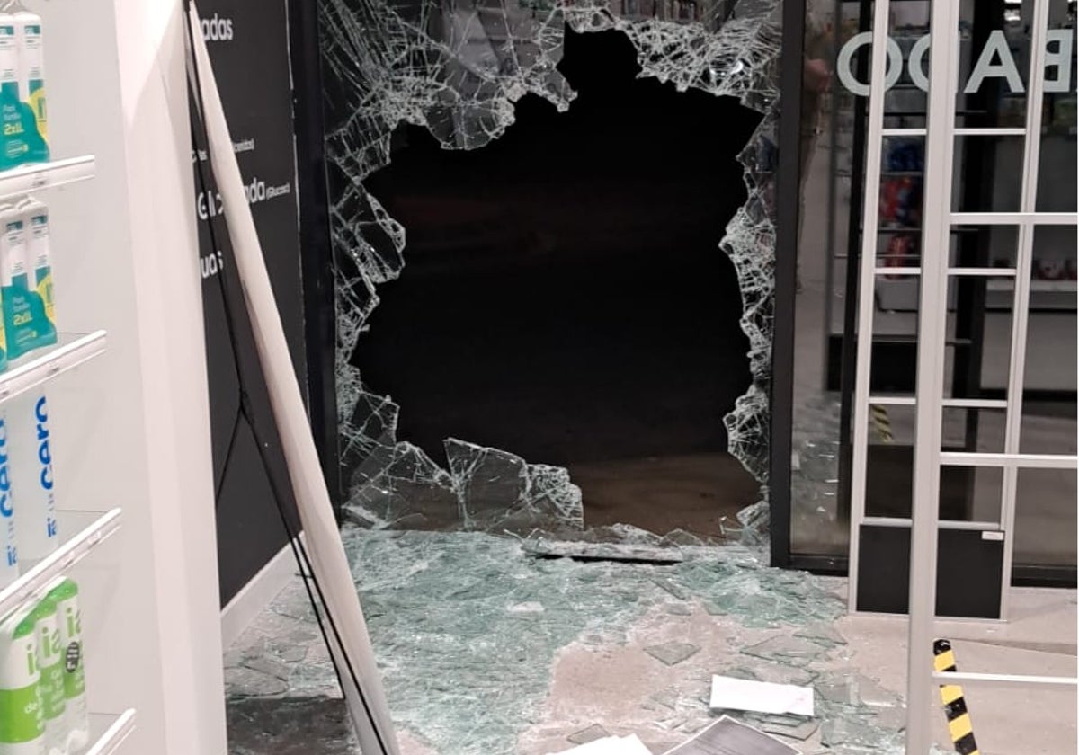 Vuelven a robar esta madrugada en una farmacia destrozando el escaparate: esta vez en Churriana