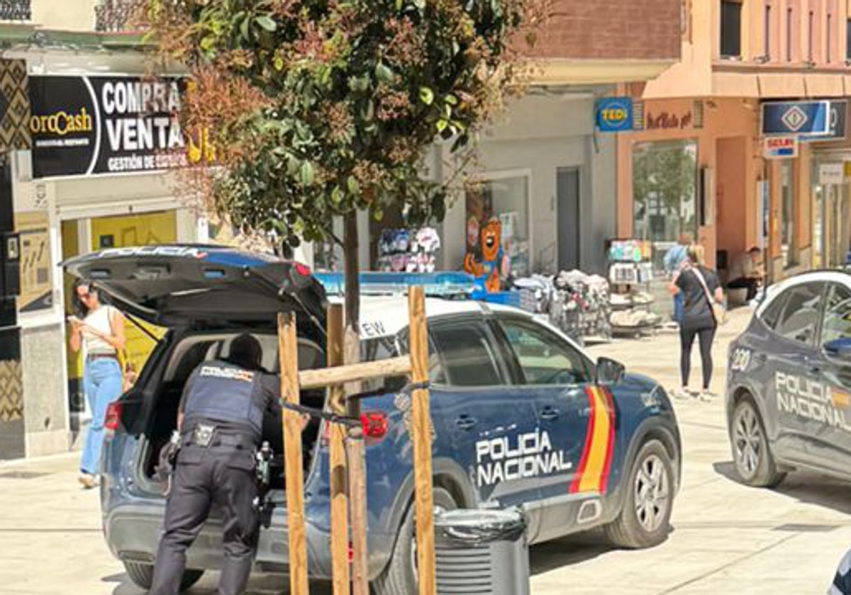 «Dame el dinero o te rajo»: dos atracos a punta de cuchillo en apenas 24 horas en comercios del centro histórico de Vélez-Málaga