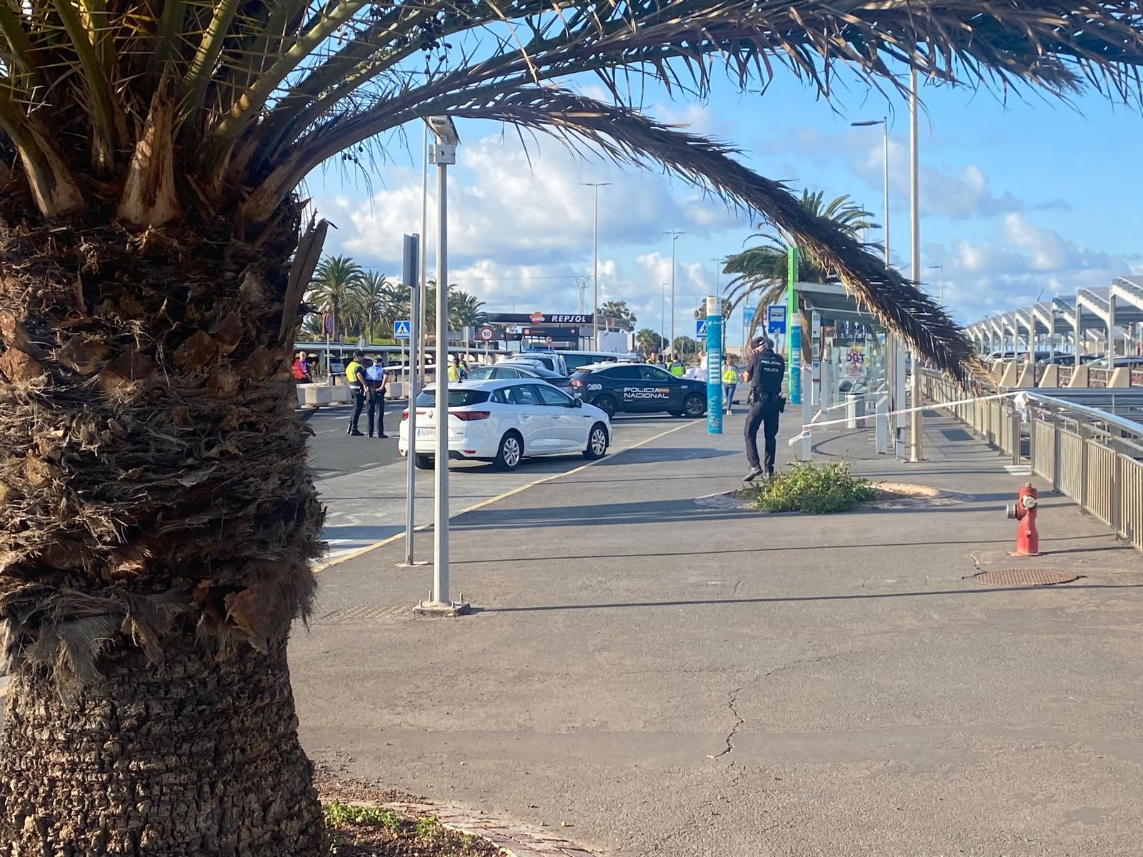 Disparos de la Policía desatan el pánico en el Aeropuerto de Gran Canaria: «¡Métanse dentro, por favor!»