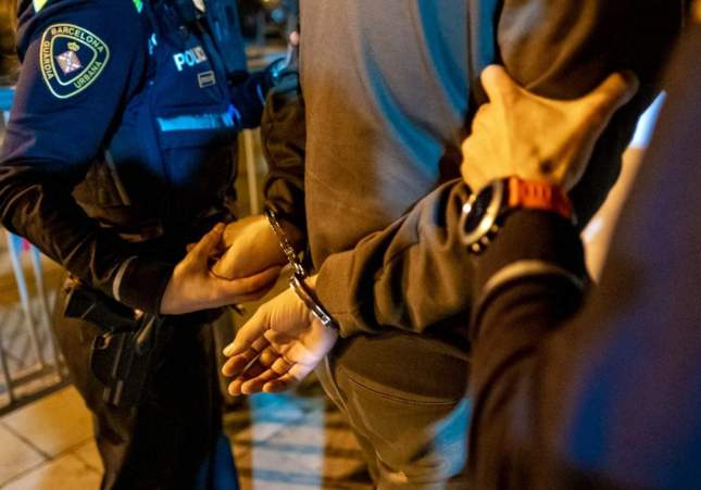 Pareja de ladrones detenida por robar móviles a turistas en discoteca de Barcelona