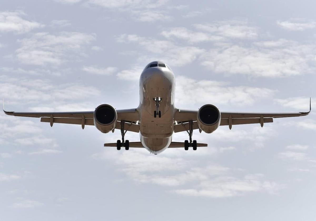 Pasajero viola normas de seguridad al fumar dentro de un avión en vuelo de Manchester a Tenerife Sur