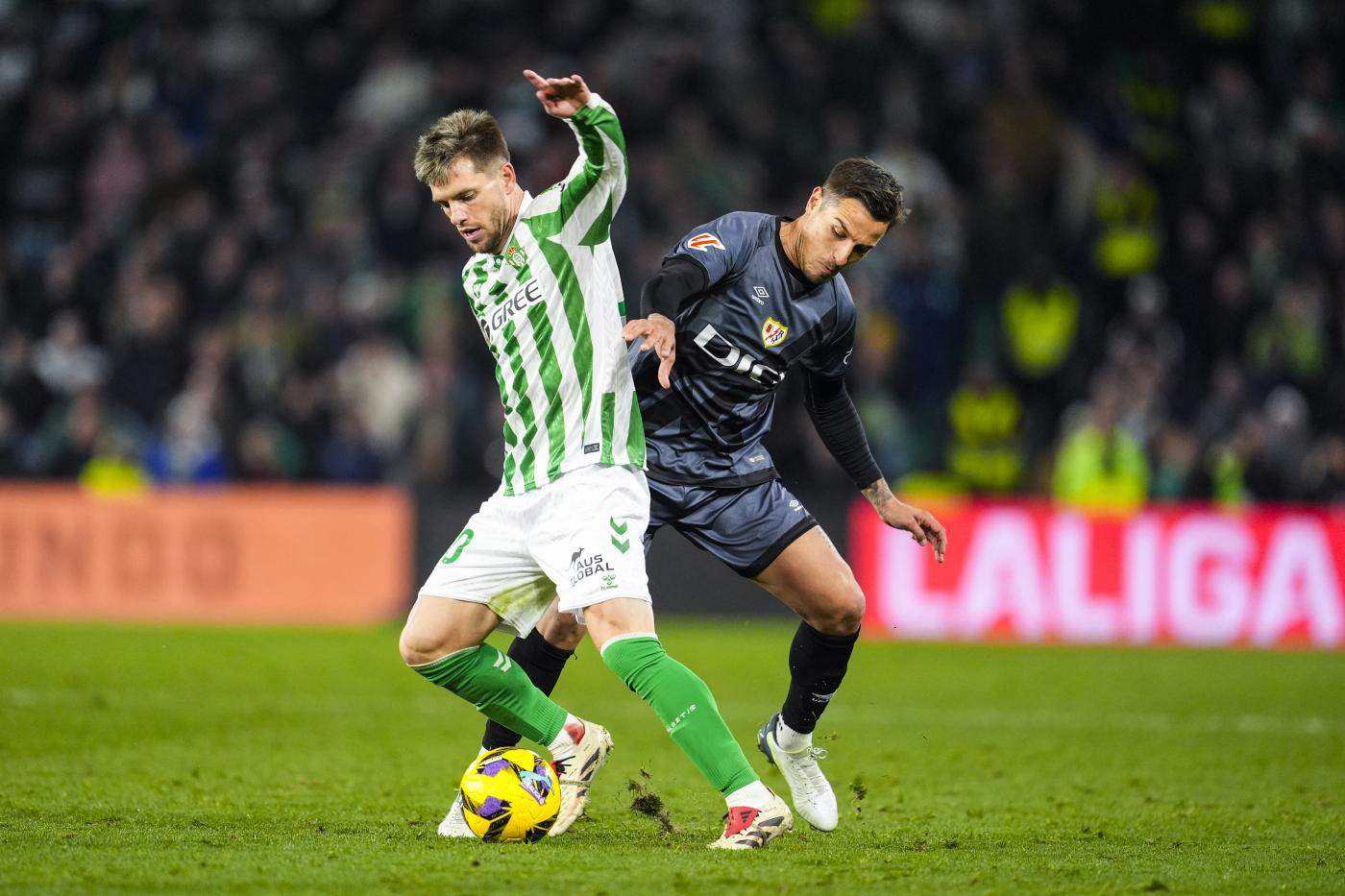 Lo Celso protegiendo el balón en el partido contra el Rayo Vallecano. - Joaquín Corchero/EP