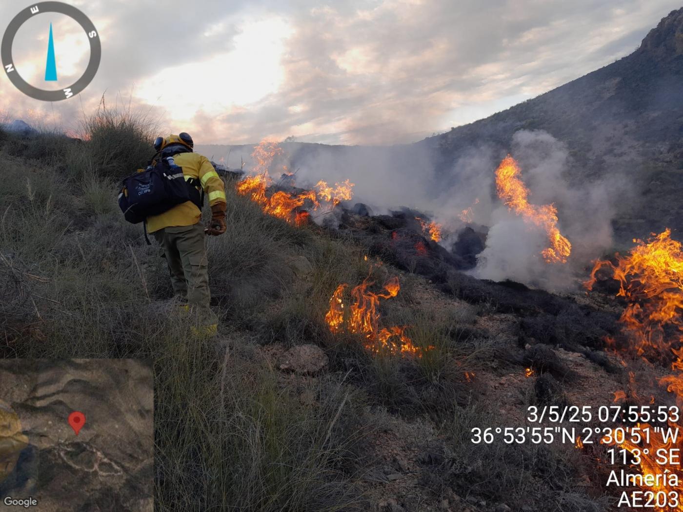 Plan Infoca intensifica medios para estabilizar incendio forestal en Huércal de Almería