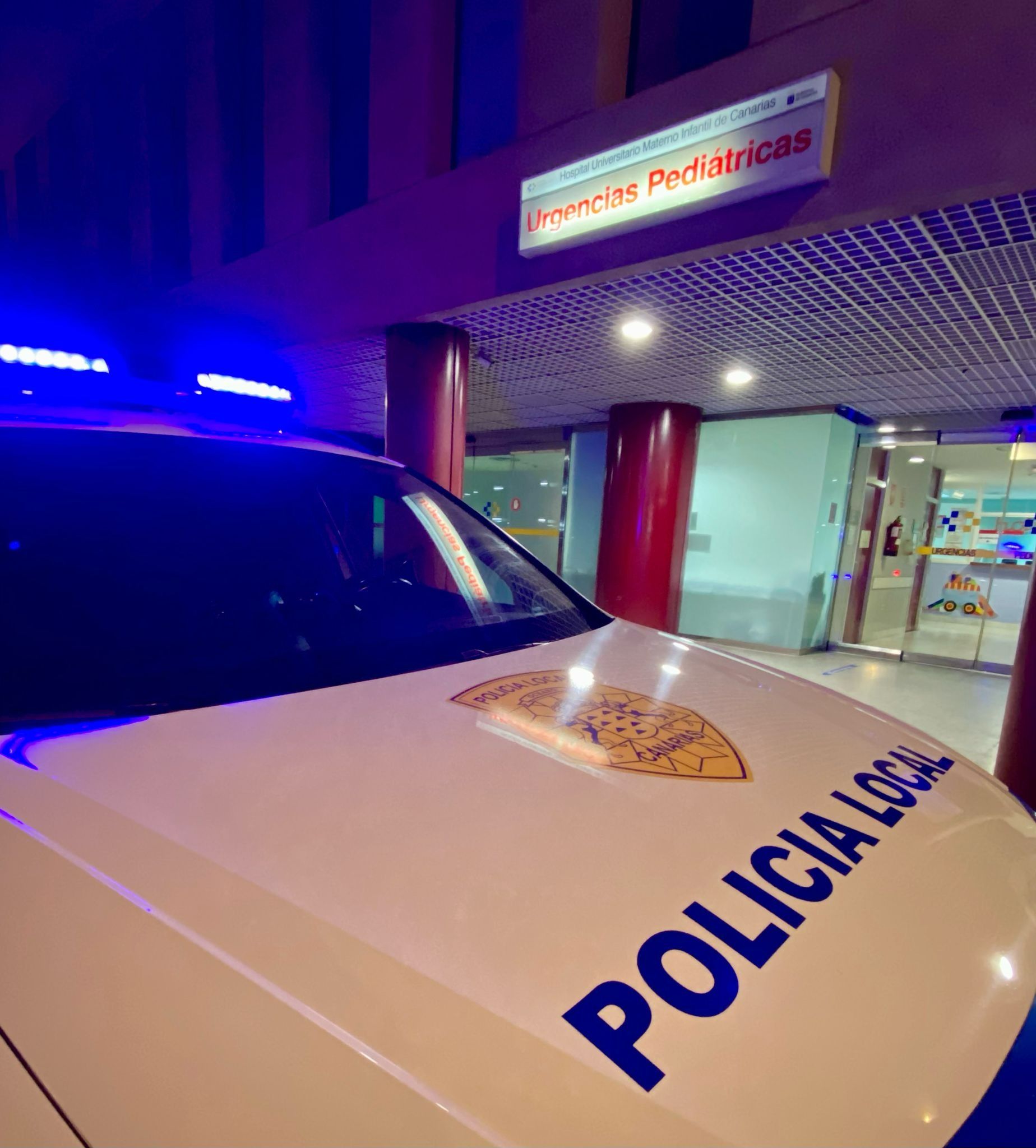 La Policía Local de Las Palmas de Gran Canaria ayuda a una abuela con su nieto, que no respondía a estímulos