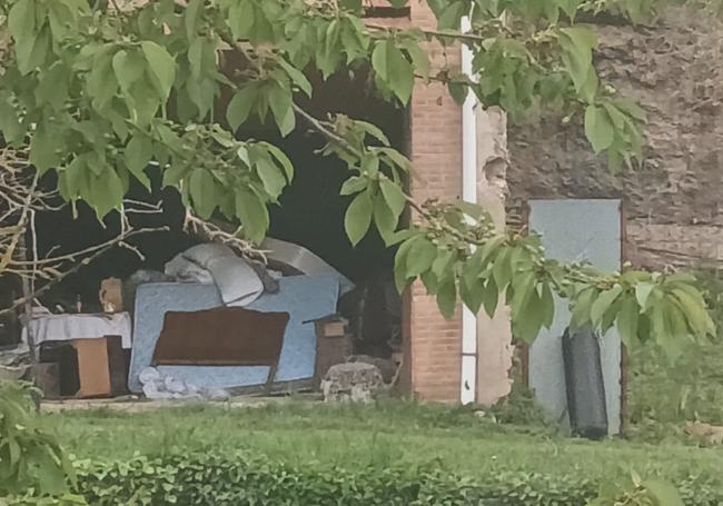 Enseres fuera de la casa okupada.