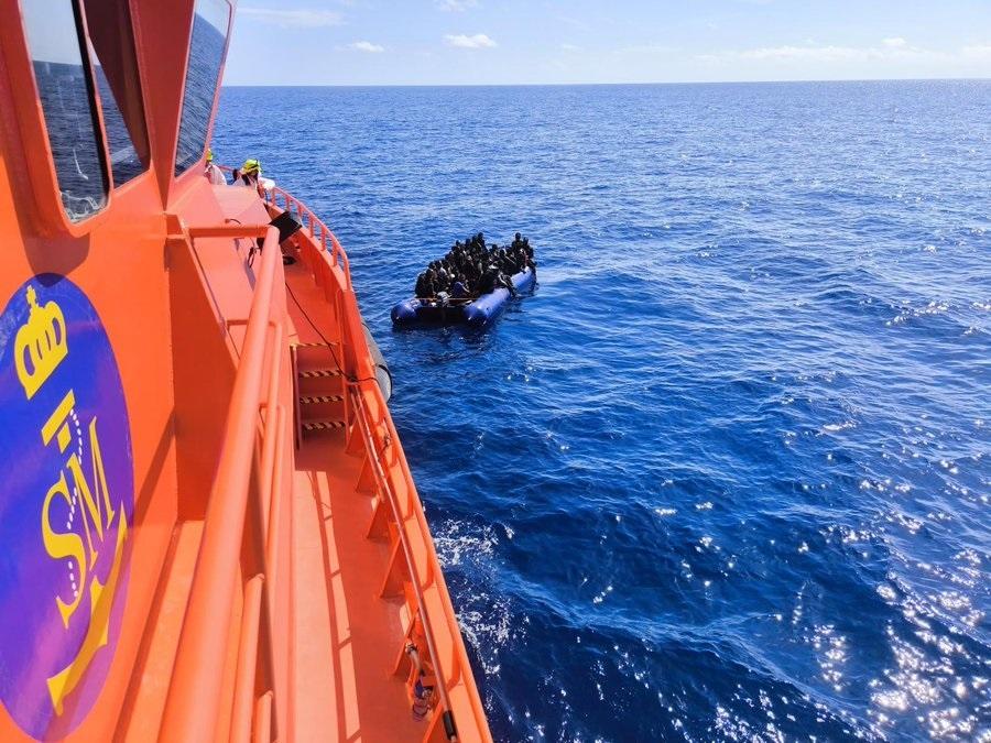 Neumática rescatada por Salvamento Marítimo - SALVAMENTO MARÍTIMO