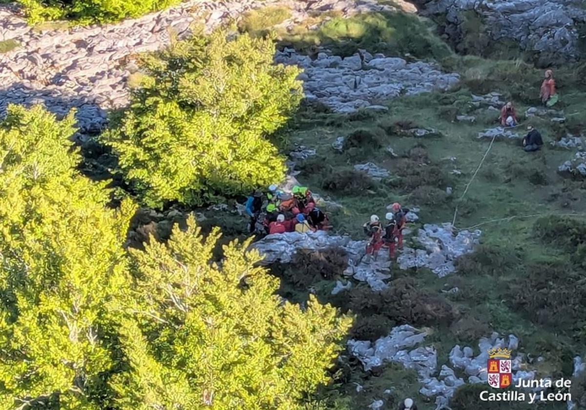 Rescatan y trasladan al hospital a una mujer tras accidentarse en una cueva en Burgos
