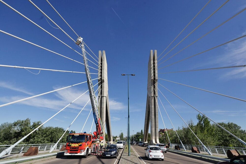 Se destensa un cable en el Puente de la Hispanidad