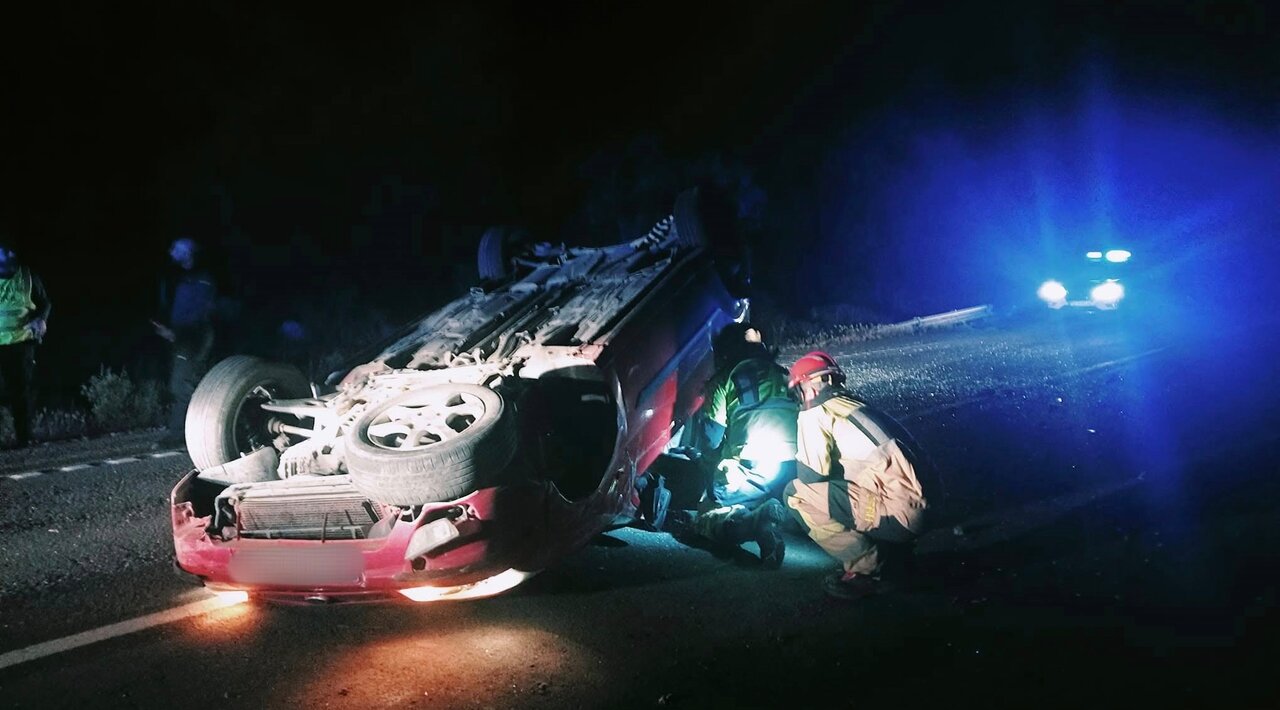 Nuevo accidente en la N-433: vuelca un coche y sus ocupantes acaban en un hospital