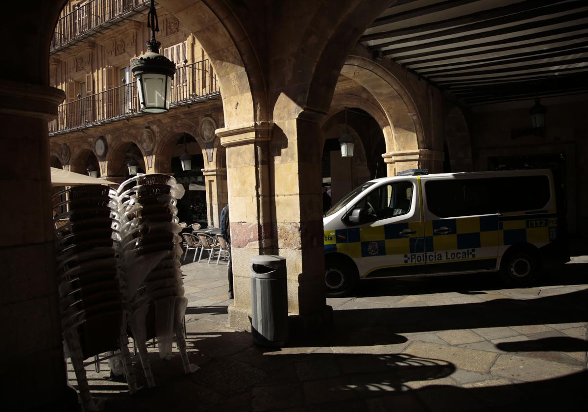 Un desprendimiento en la Plaza Mayor de Salamanca moviliza a los bomberos de madrugada