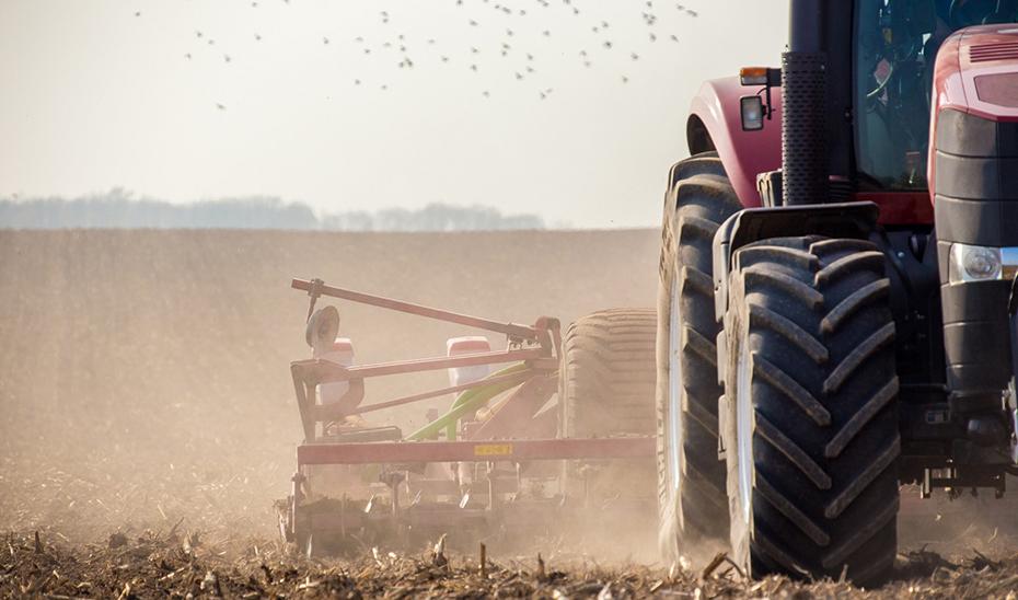 Un tractor arando. - 112