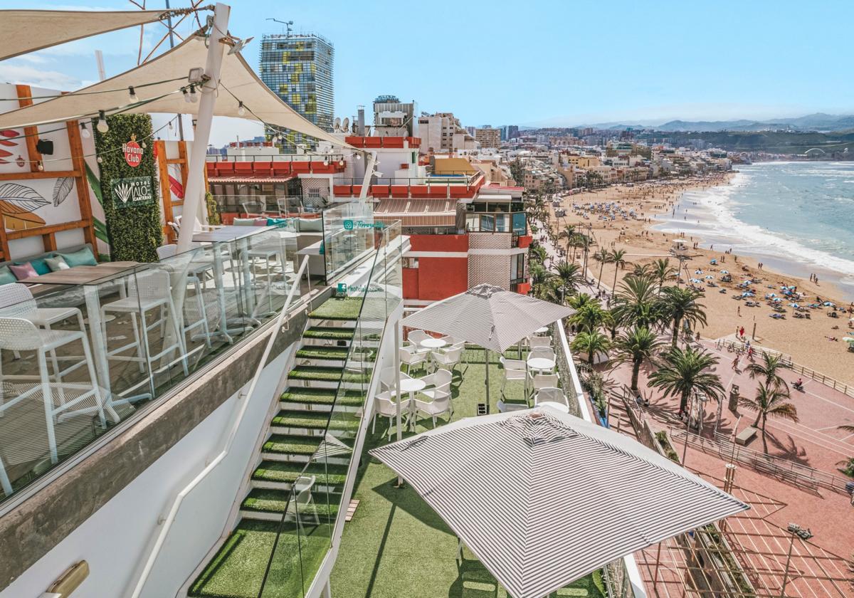 Muere un vecino de Tafira tras caer de la azotea de un hotel en Las Canteras: se subió a la barandilla para hacerse una foto