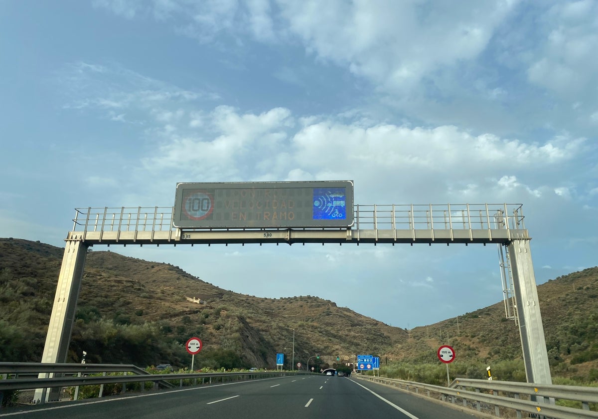 Fallece un motorista en una colisión con un turismo en la autovía en Torrox