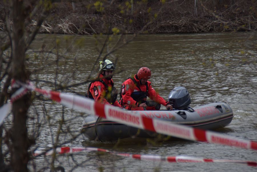 Bomberos en una intervención en el río Duero. Archivo.