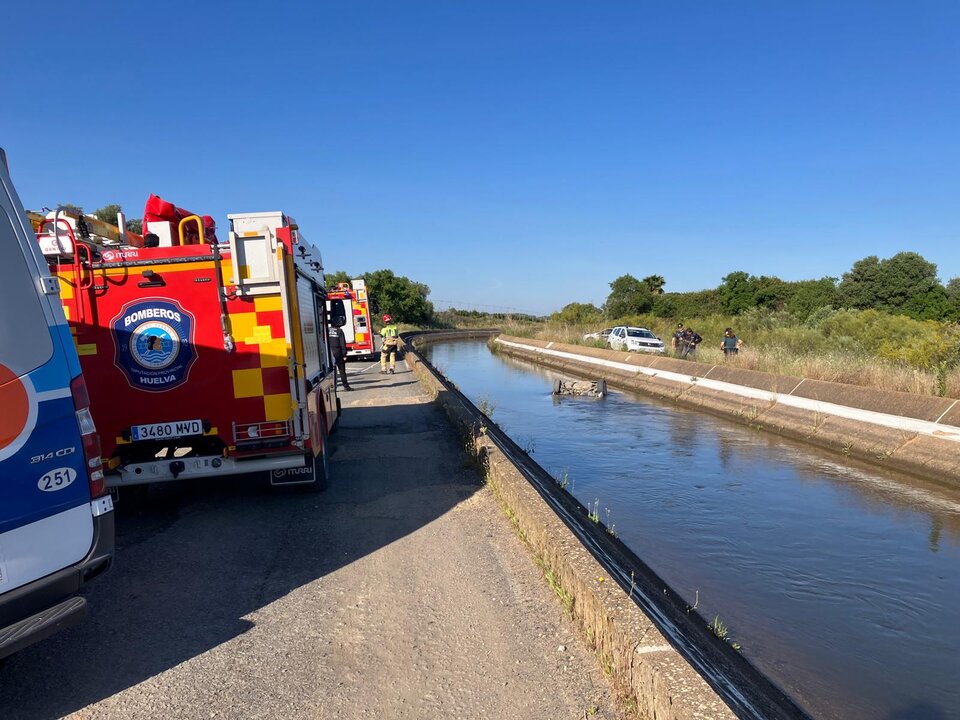 Bomberos y sanitarios en la zona del suceso
