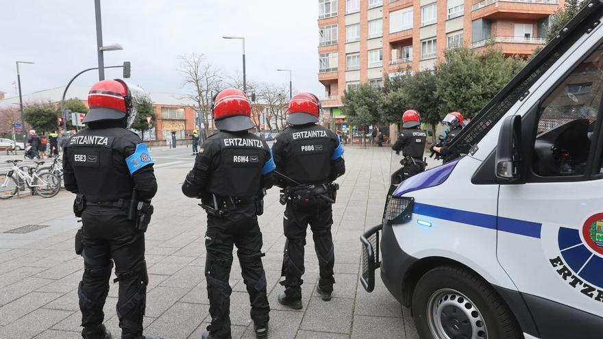 Un grupo de ultras del Atlético provoca incidentes en Vitoria y es devuelto en autobús a Madrid