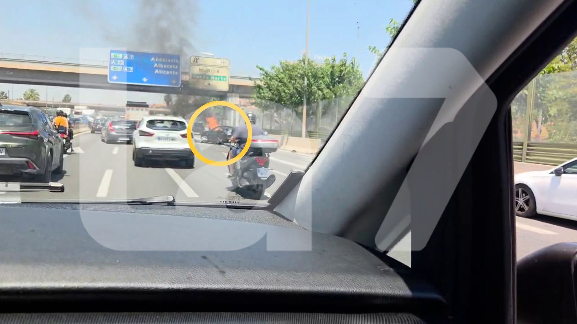 El incendio de un turismo provoca largas retenciones en la A-30 a su paso por Murcia