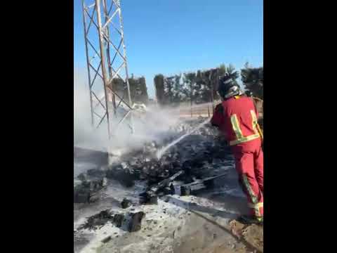 Un incendio arrasa palets de una empresa de frutas de Lucena del Puerto