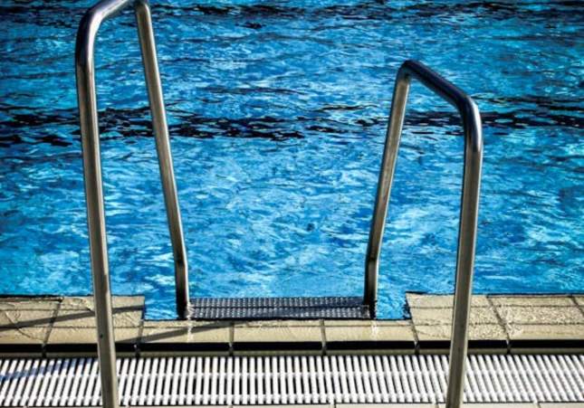Una niña de seis años casi muere ahogada en una piscina de Calella por negligencia de su madre
