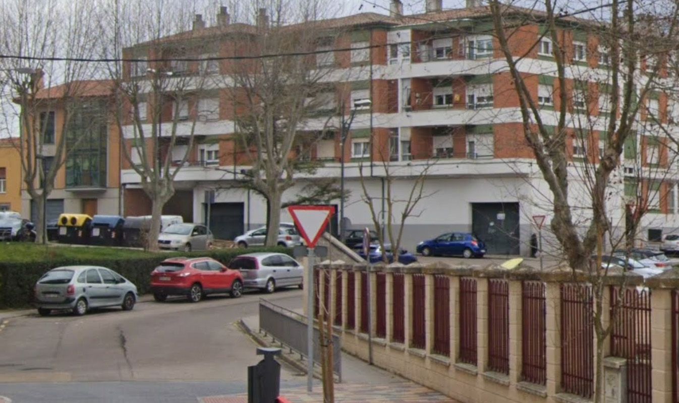 Usuaria denuncia robo de bolso-mochila en inmediaciones del colegio Riomanzanas a través de redes sociales