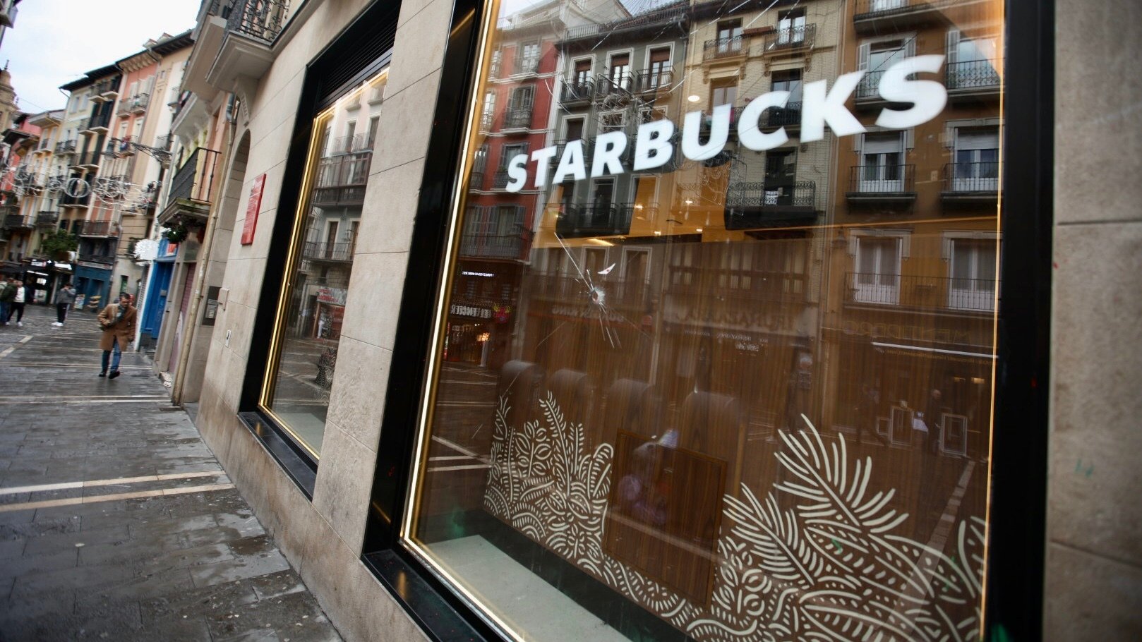 Nuevo ataque vandálico a una popular cafetería del casco viejo de Pamplona: vuelven a apedrear sus cristales