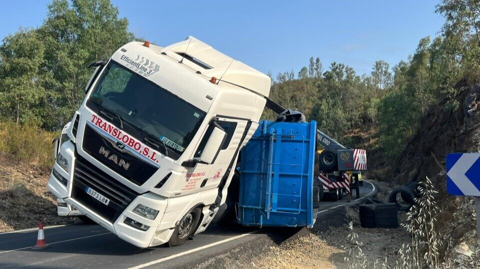 Un camión vuelca y provoca el corte total en la carretera que conecta la N-435 con Sotiel Coronada