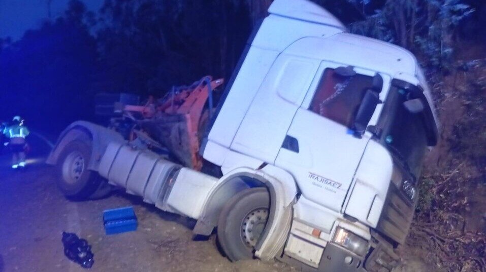 Un camión cargado de fertilizante vuelca en la A-495 a la altura de Cabezas Rubias