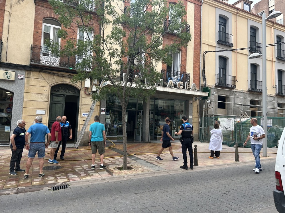 Un pequeño incendio obliga a desalojar una farmacia