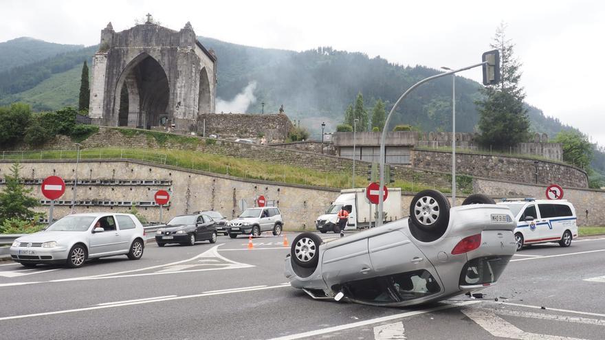 Aparatoso accidente en Elgoibar: un coche acaba volcado