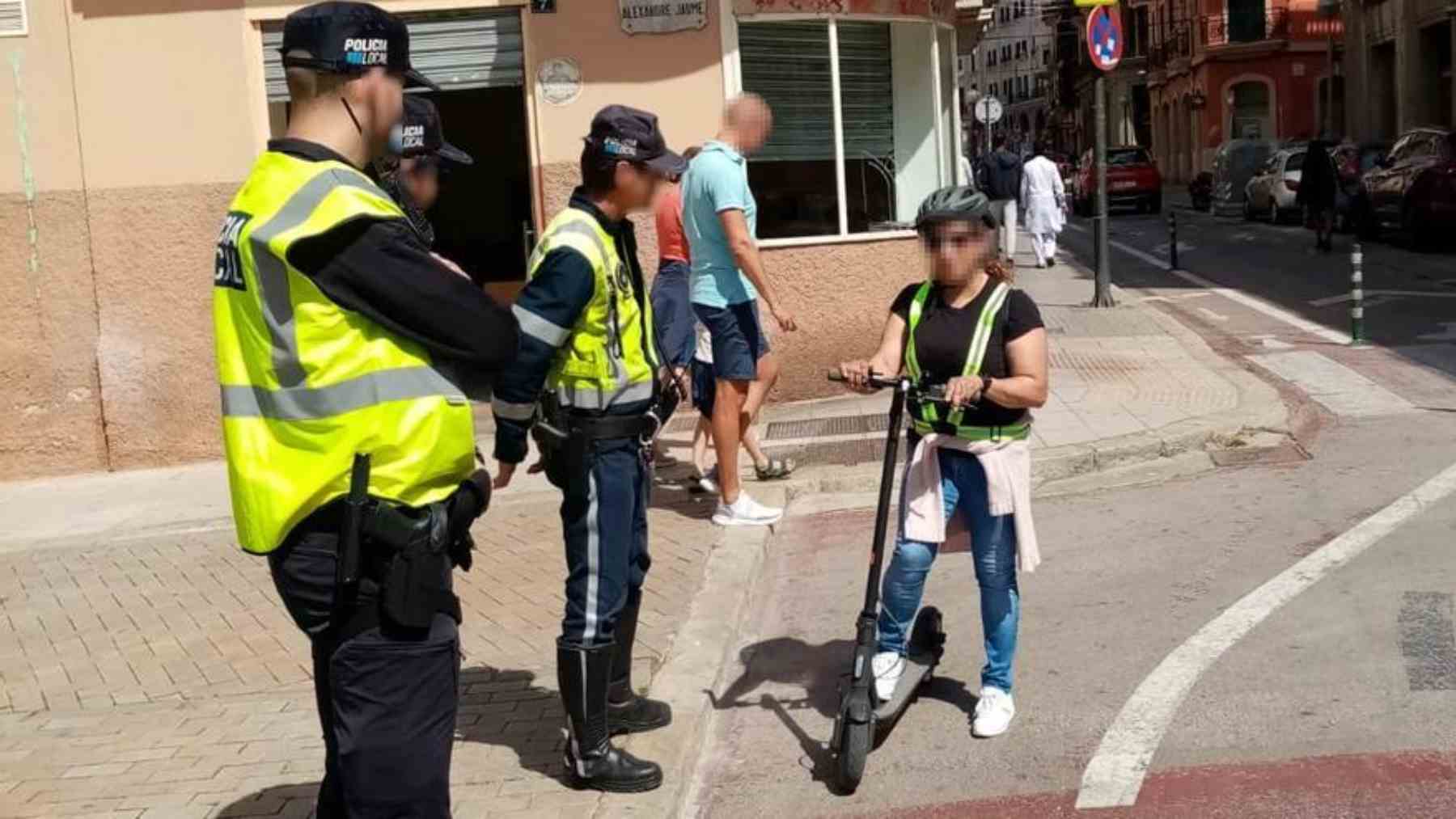 Multas de entre 90 y 600 euros a 47 usuarios de patinetes en Palma por no llevar casco o no tener seguro