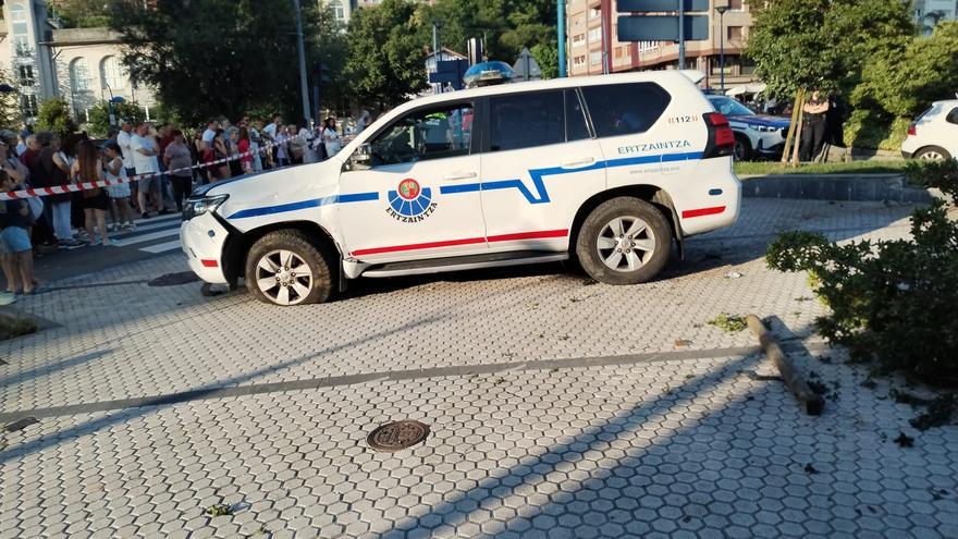 Un accidente entre un coche de la Ertzaintza y un particular en Errenteria deja un herido