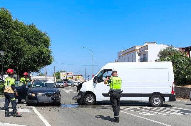Aparatoso accidente tras la colisión de dos vehículos con un herido