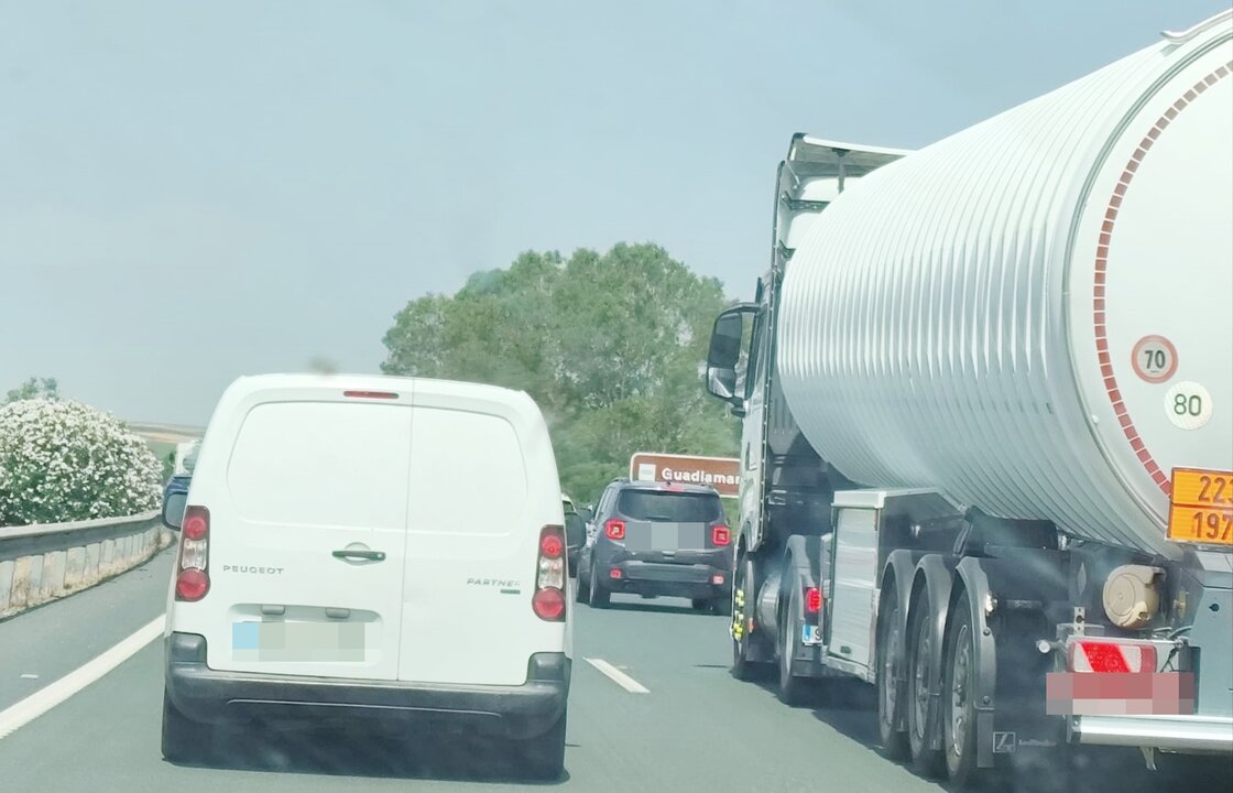 Atasco en la A-49: Retenciones tras el masivo flujo de sevillanos a las playas y un accidente