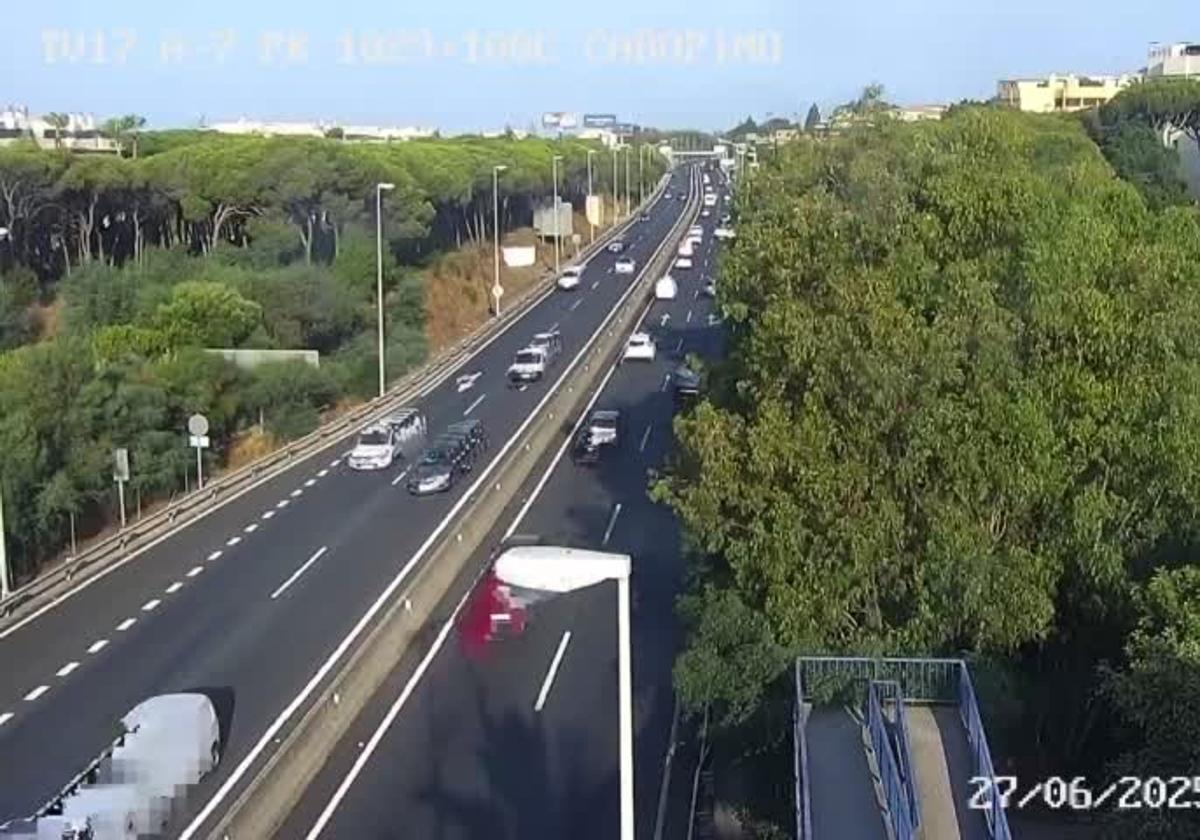 Un accidente en la A-7 deja un herido y diez kilómetros de retenciones entre Marbella y Mijas