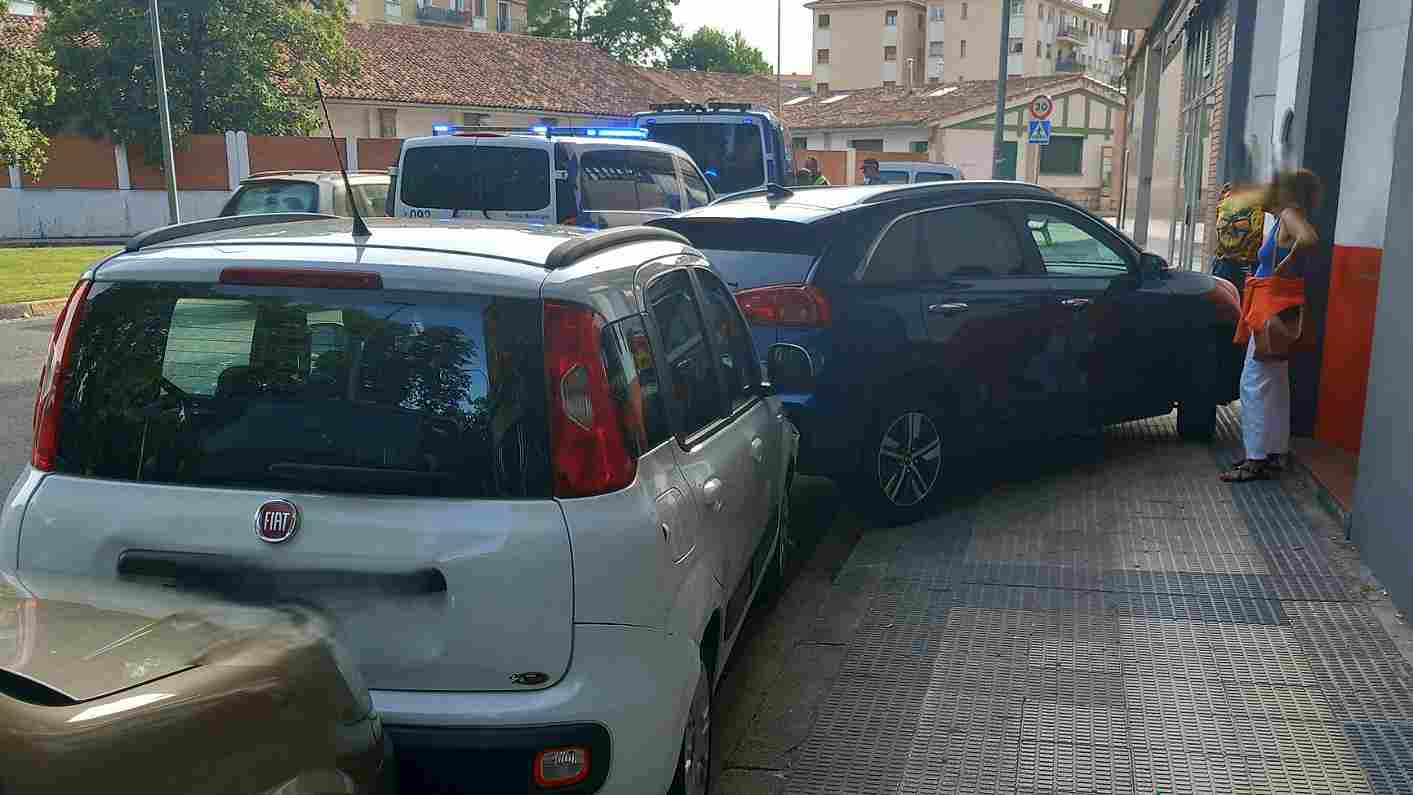 Un conductor ebrio comete un error fatal y termina en la acera tras golpear dos coches en Pamplona