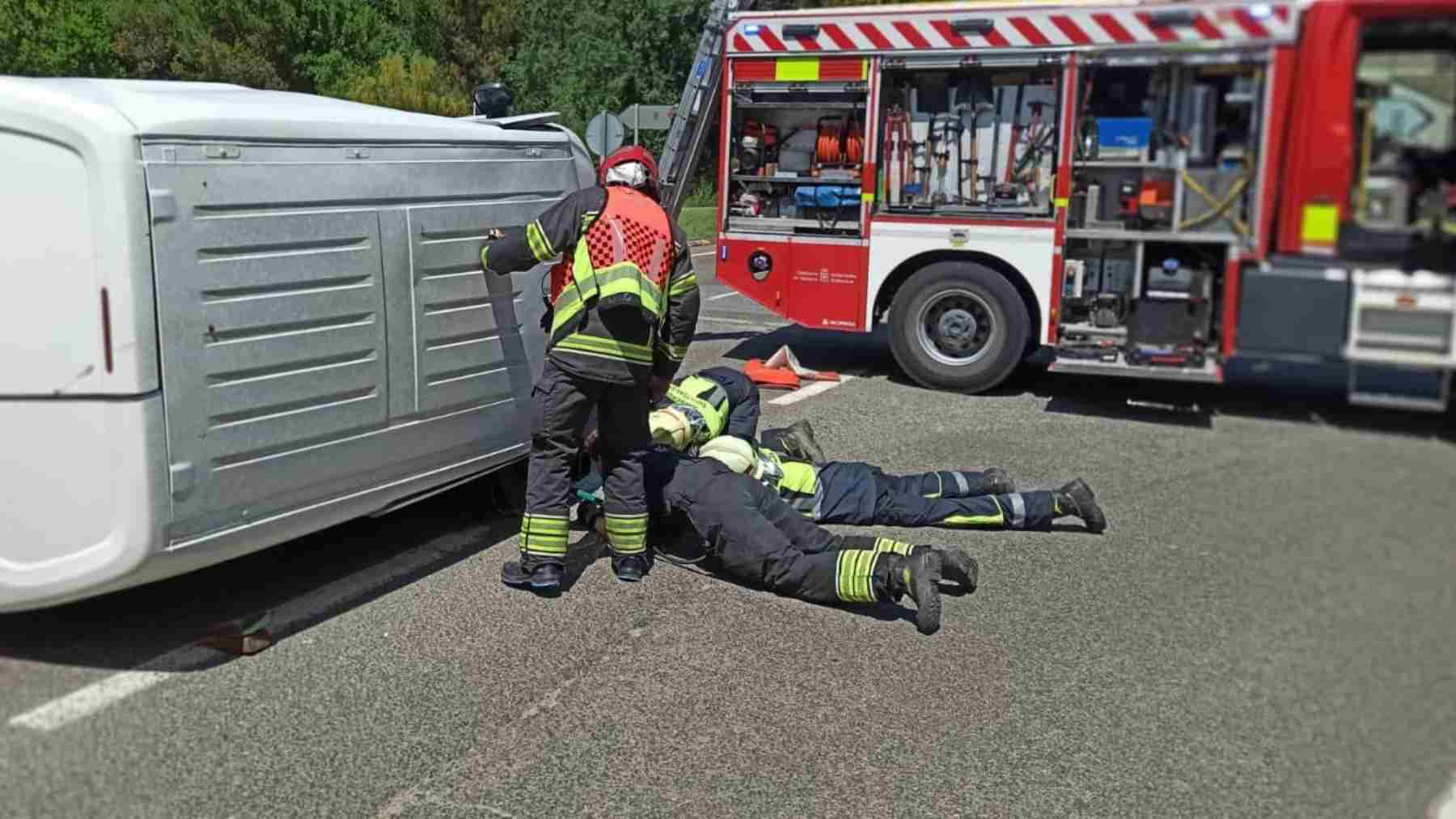 Grave accidente en un punto negro de la red viaria de Navarra: ha quedado atrapada tras chocar con otro coche