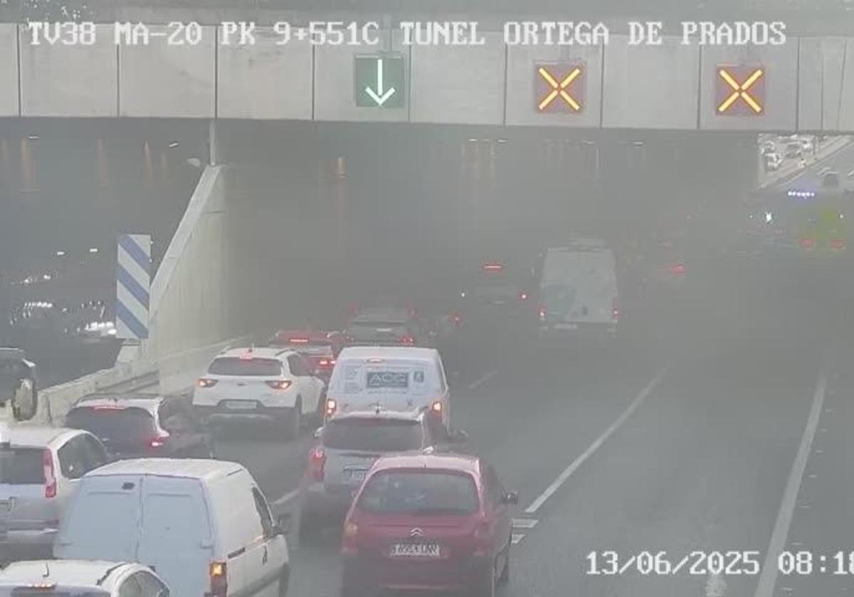 Accidentes complican tráfico en Málaga: uno en falso túnel de Carlos Haya y otro en la AP-7 de Torremolinos.